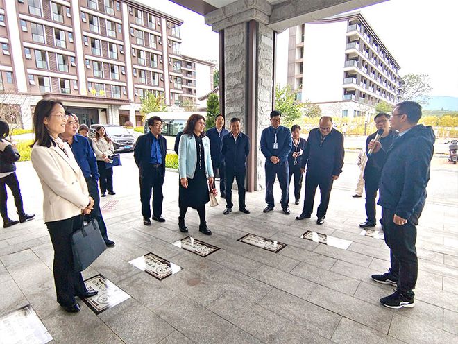 省政府参事室专家组成员李振清会长为佛冈县打造森林文旅康养产业(图1)